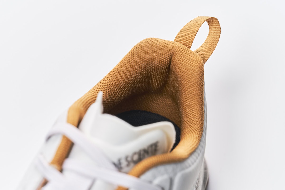 履き口の両サイドに柔らかなパッドを配置