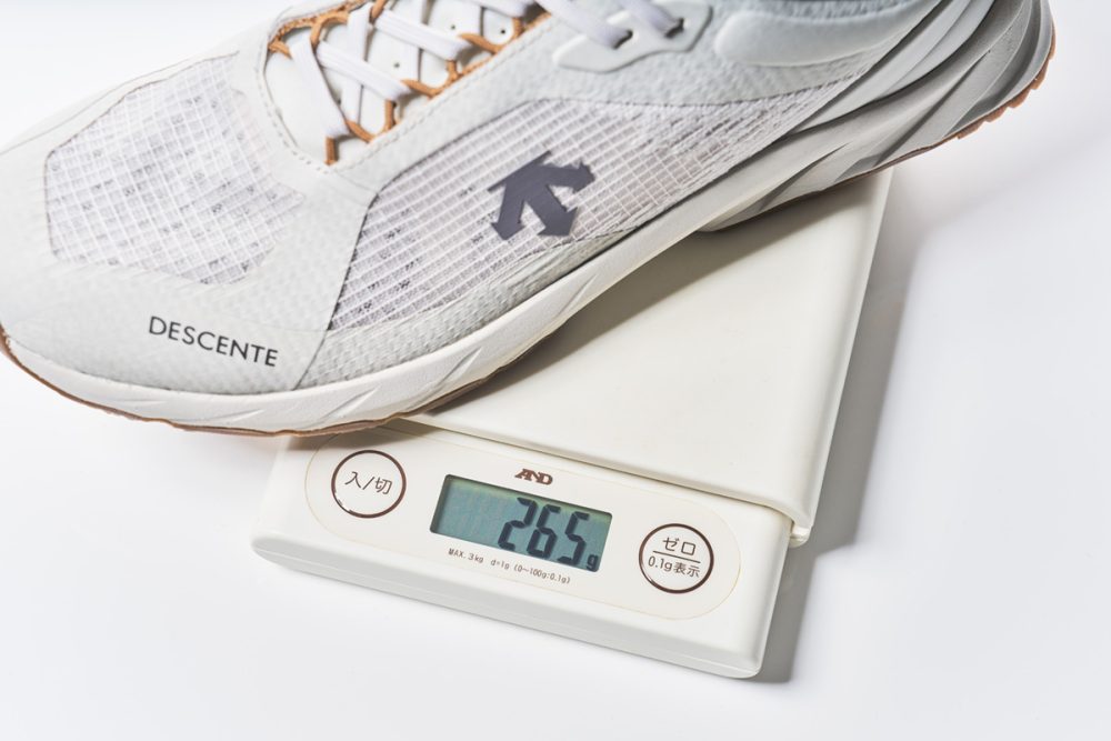 27cmモデルの場合、一足でわずか260g台の重さ