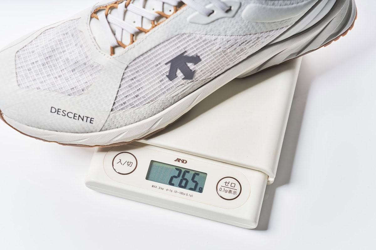 27cmモデルの場合、一足でわずか260g台の重さ