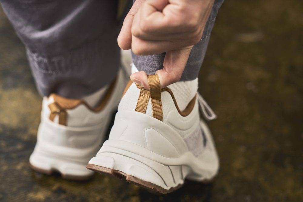 ヒールに取り付けられたループ