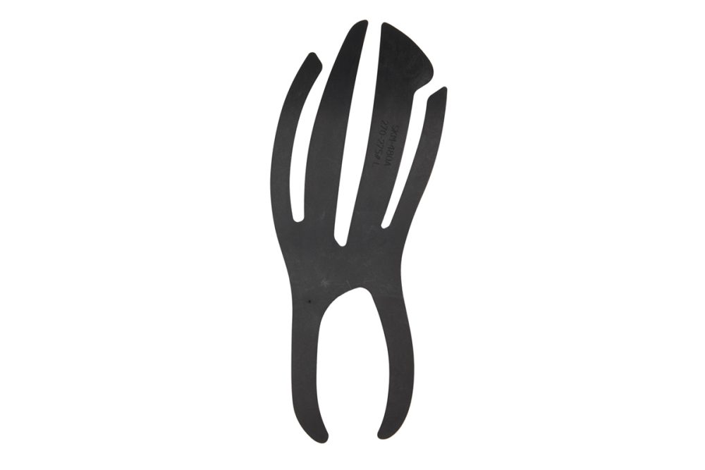 フォーク型カーボンプレート構造