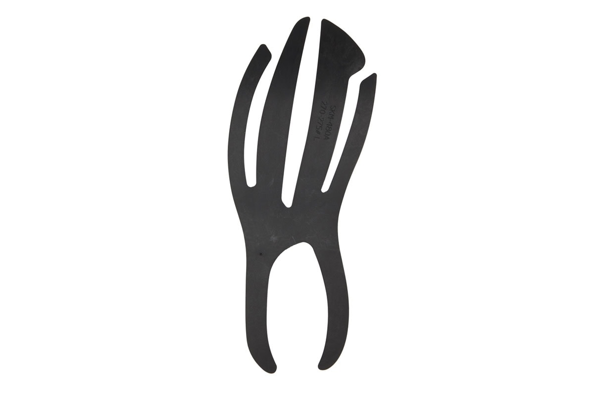 フォーク型カーボンプレート構造