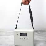 アイリスオーヤマ「小容量 ポータブル電源 IPU-A280-W」のストラップは肩掛けできる長さ