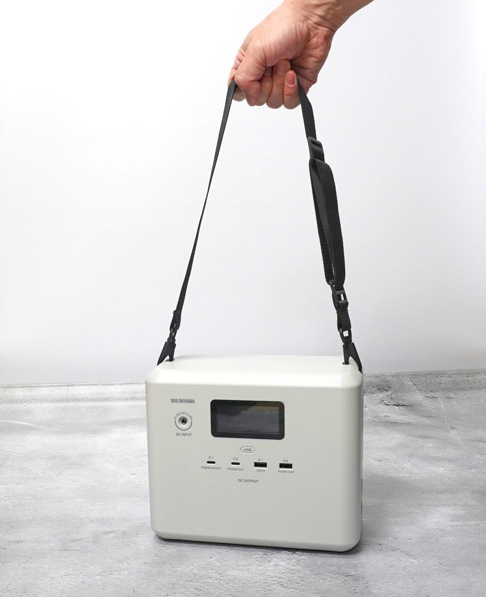 アイリスオーヤマ「小容量 ポータブル電源 IPU-A280-W」のストラップは肩掛けできる長さ