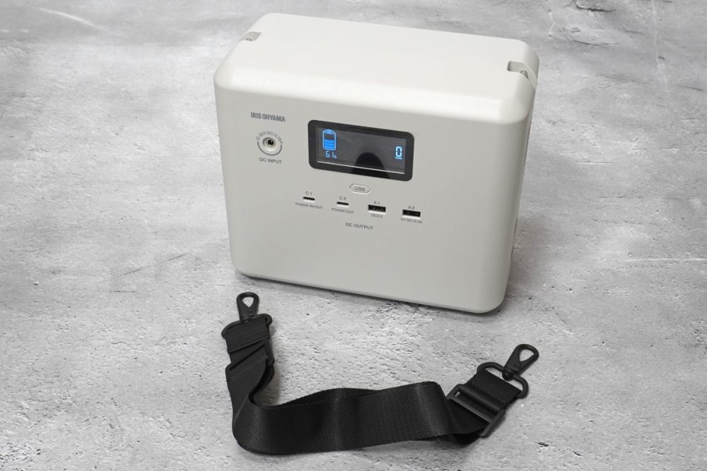 アイリスオーヤマ「小容量 ポータブル電源 IPU-A280-W」に付属するストラップ