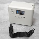 アイリスオーヤマ「小容量 ポータブル電源 IPU-A280-W」に付属するストラップ