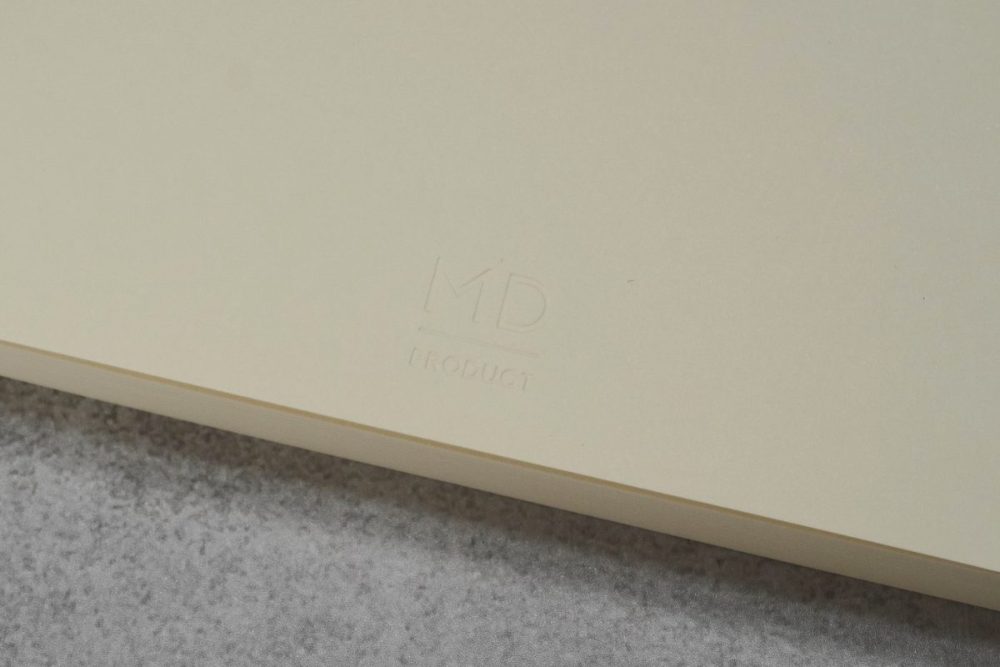 MDノート[A5]の下に箔押しされているブランド名