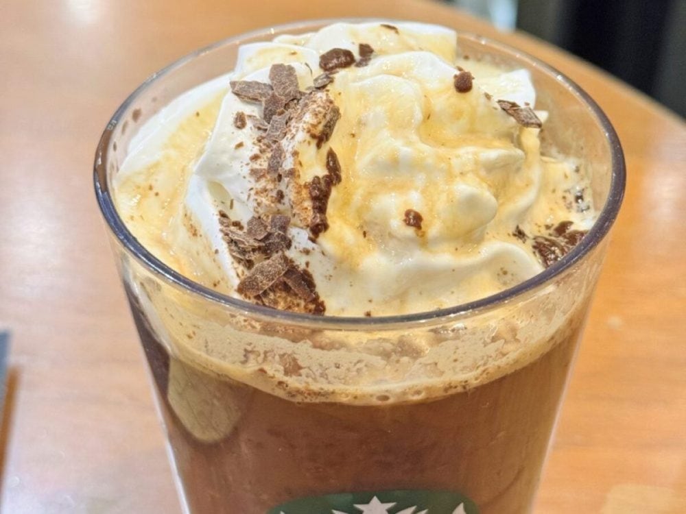 第1位 【スタバ新作】クッキーを浸す!? 1杯900円でも納得?アフォガート風フラペチーノが斬新すぎて沼る