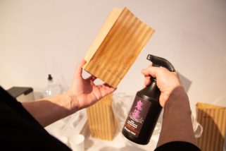 【紙袋で水が汲める!?】即乾＆超耐久の撥水スプレー「鬼蓮Onibasu」がガチで凄かった！スニーカーの雨対策も解決