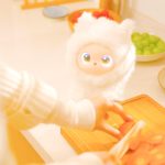 「iMoochi」はこちらの行動や声のトーンで気持ちをくみ取り、まるで生きているかのような表情を見せてくれるのです