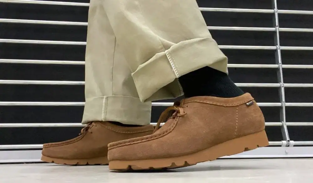 第3位 【クラークス】雨でも雪でも履ける万能レザー靴!ゴアテックス搭載で進化した傑作「ワラビー GTX」をエディターが試し履き