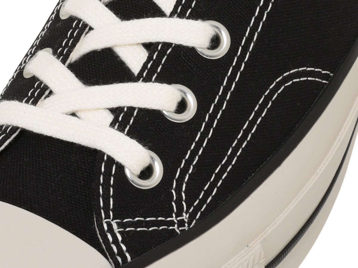 肉厚でふっくらした風合いのコットンシューレース。光沢の強いハトメ