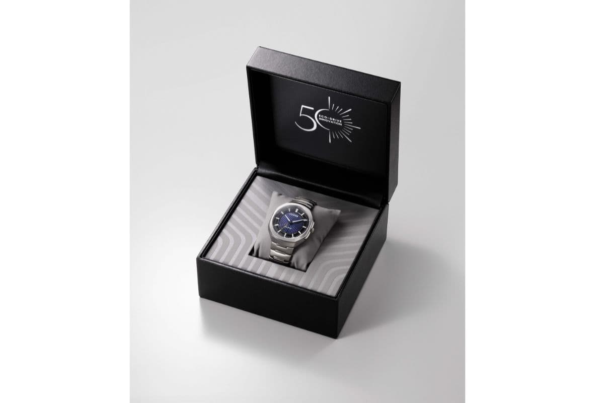 文字板のスリットがデザインされた専用BOX付