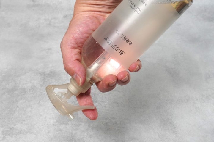 【無印良品の爆売れ化粧水が進化】逆さ噴射が便利すぎる!赤ちゃんにも安心な「全身用ミスト」がズボラ保湿に最高だった