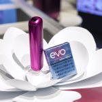 「プルーム・オーラ・スターターキット・フューシャフレア」は3月17日より、CLUB JTオンラインショップ、Ploom Shop、Ploom STANDを始め、全国のコンビニエンスストア及び一部たばこ販売店等にて数量限定発売。