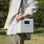 アイリスオーヤマ「小容量 ポータブル電源 IPU-A280-W」を肩掛けで持ち運べる