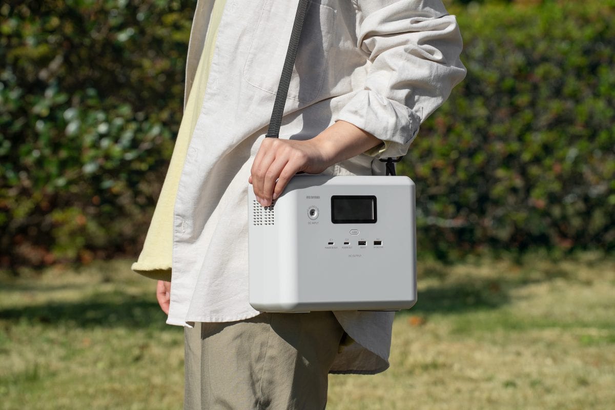 アイリスオーヤマ「小容量 ポータブル電源 IPU-A280-W」を肩掛けで持ち運べる