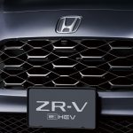 特別仕様車「ブラックスタイル」は、これまでのバーチカル(縦型)パターン・フロントグリルに替わり、ハニカムパターン・フロントグリルを採用。