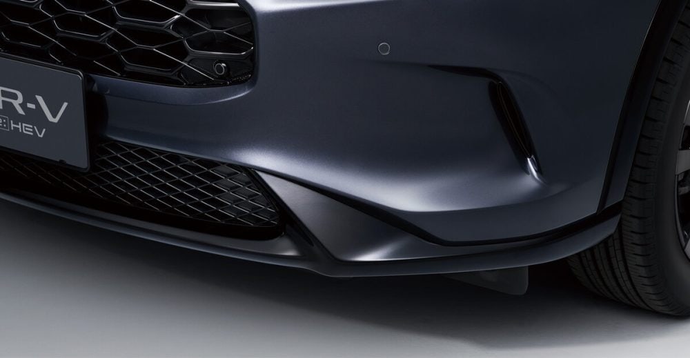 ブラック基調の専用アイテムを採用。写真はフロントバンパーガーニッシュ/バンパーコーナープロテクター