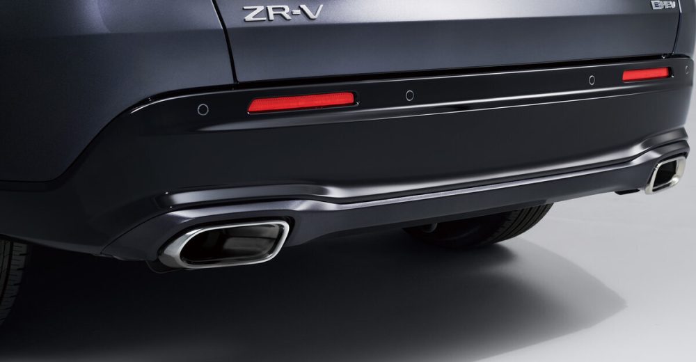 クリスタルブラック・パールのリアバンパーガーニッシュにアバンギャルドグレー・メタリックのリアバンパーロアーガーニッシュ