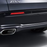 クリスタルブラック・パールのリアバンパーガーニッシュにアバンギャルドグレー・メタリックのリアバンパーロアーガーニッシュ