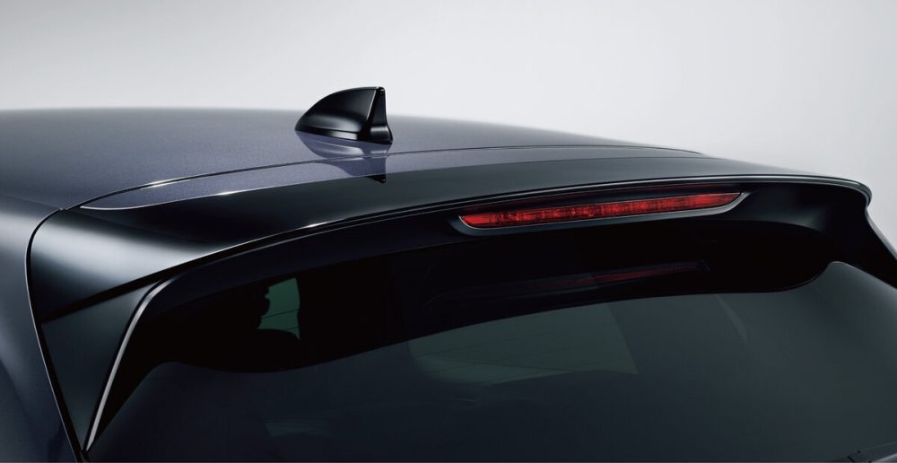 クリスタルブラック・パールのシャークフィンアンテナにテールゲートスポイラー