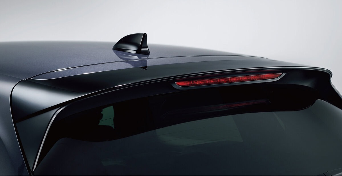 クリスタルブラック・パールのシャークフィンアンテナにテールゲートスポイラー