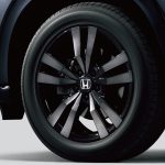 足元はベルリナブラック+ダーク切削クリア塗装の18インチアルミホイールを履く