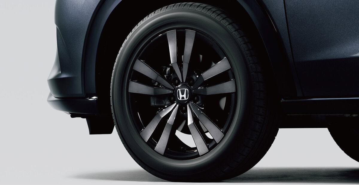 足元はベルリナブラック＋ダーク切削クリア塗装の18インチアルミホイールを履く