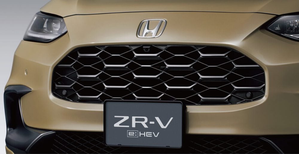 マットグレー・メタリックの塗装を施したハニカムパターン・フロントグリルを採用