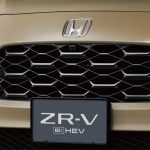 マットグレー・メタリックの塗装を施したハニカムパターン・フロントグリルを採用