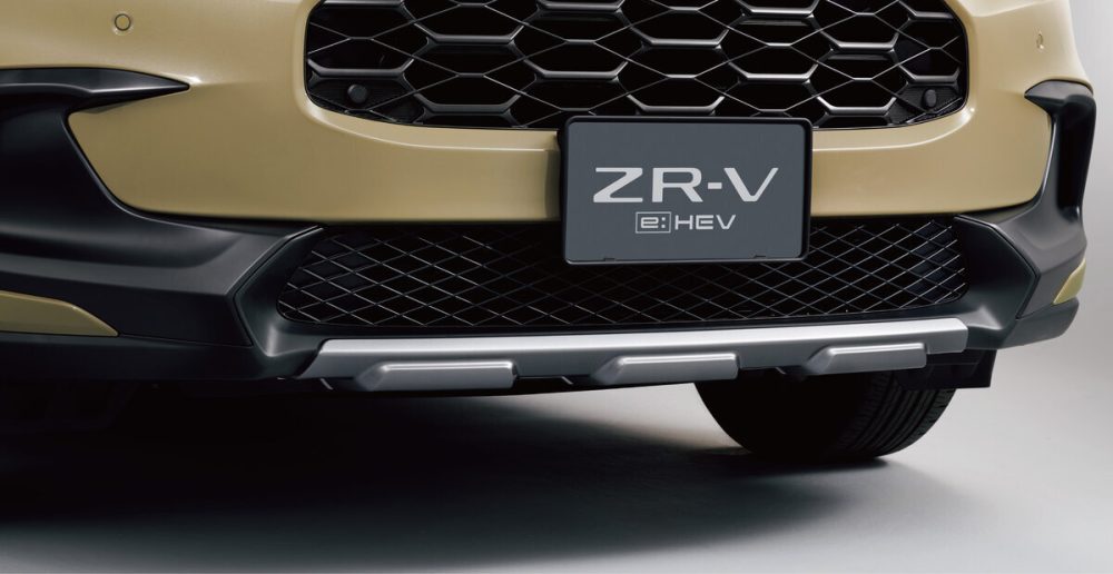 専用フロントバンパーガーニッシュ/専用フロントバンパーロアーガーニッシュ。アウトドアでも映えるアクティブなスタイルを演出する