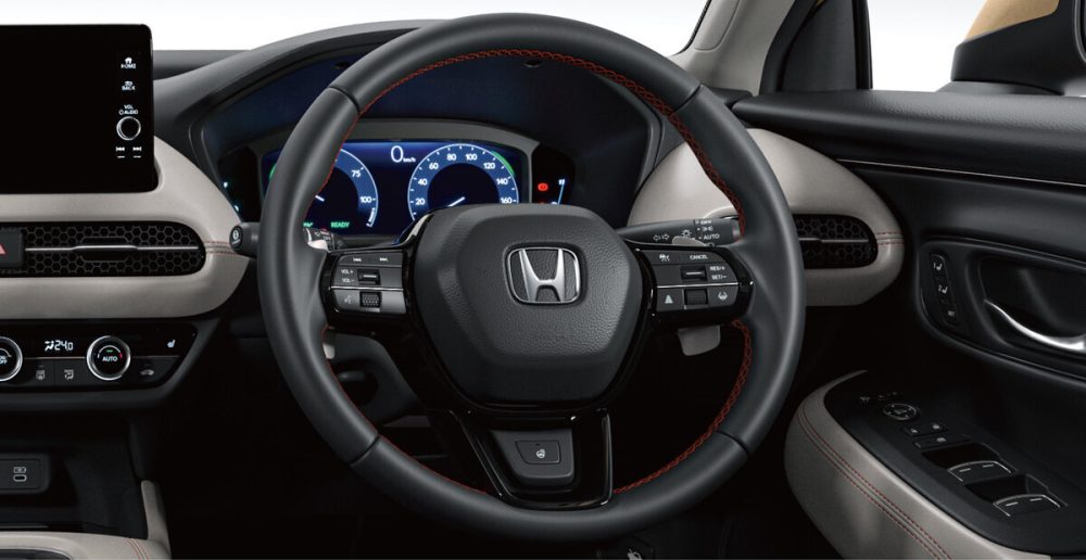 インテリアはオレンジステッチが施されたグレージュ内装を採用