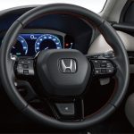 インテリアはオレンジステッチが施されたグレージュ内装を採用