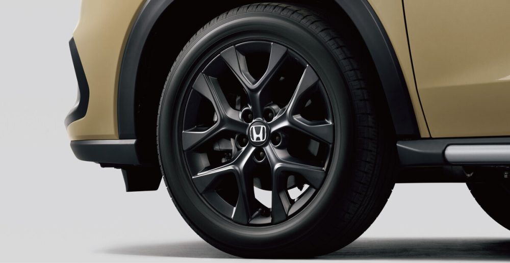 足元はマットブラックの18インチアルミホイール