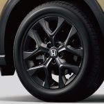 足元はマットブラックの18インチアルミホイール