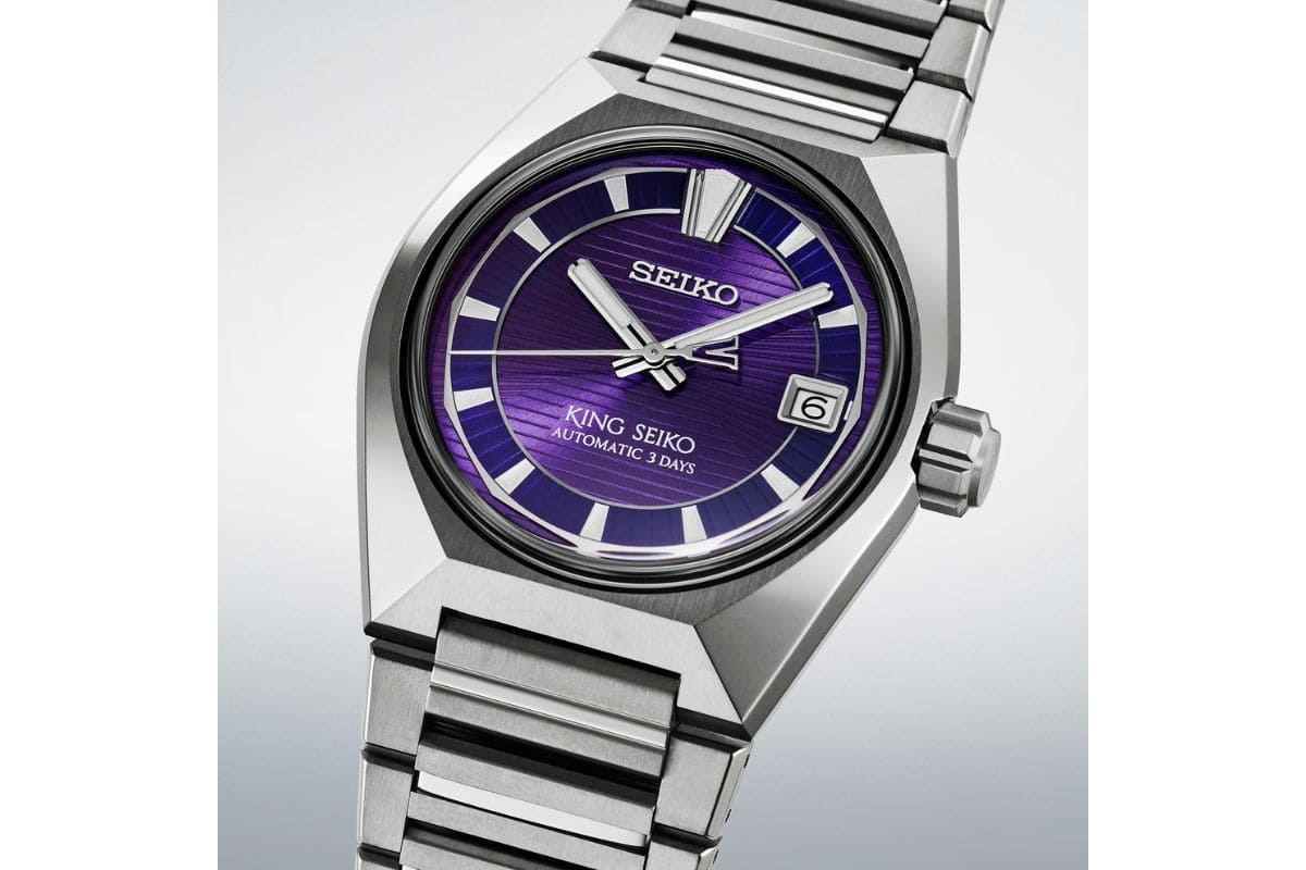 1970年代の「VANAC」の存在感のあるベゼルに着想を得た「インデックスリング」（インデックスの役割を果たすリング状の別体パーツ）には、立体的な分目盛をレイアウトし、さらに時目盛と時分針にルミブライトを施したことで、暗闇においても視認性を高めている