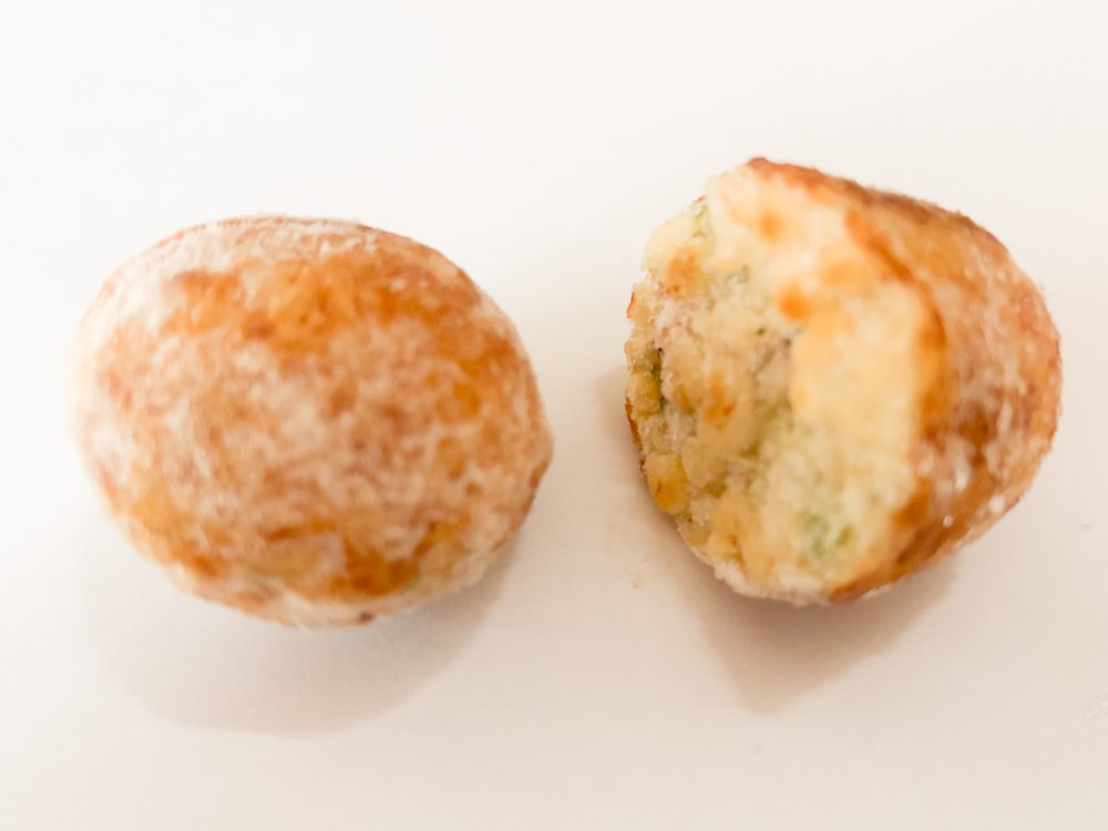 業務スーパーのたこ焼きはたこ焼き機で焼いたときのような丸型タイプ、ロピアのたこ焼きは下面がフラットになっている山型タイプ