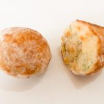 業務スーパーのたこ焼きはたこ焼き機で焼いたときのような丸型タイプ、ロピアのたこ焼きは下面がフラットになっている山型タイプ