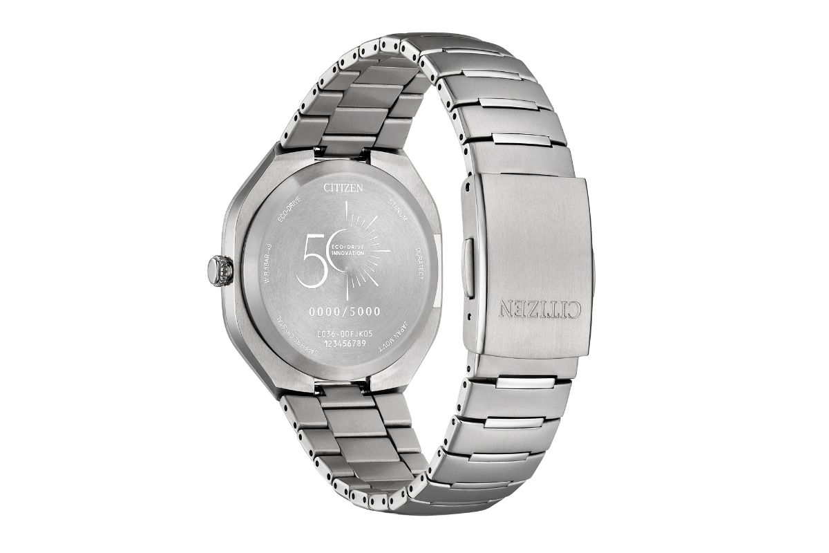 ケースとバンドは軽量で耐傷性に優れたスーパーチタニウムTM