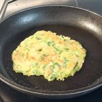 パッケージ表記によると調理方法は電子レンジでもOKそうですが、やはり「チヂミ」は焼けたときのパリッとした香ばしさがほしいので、もうひとつの調理法であるプライパン加熱にします