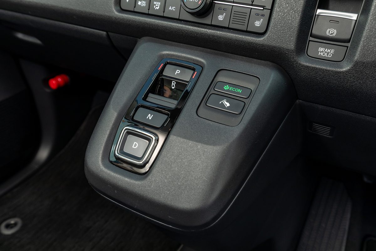 シフトは自慢のスイッチ式で、電動パーキングブレーキを装備する