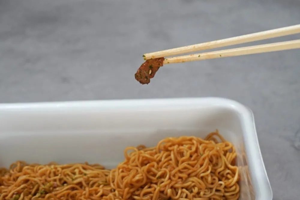 第2位 【必食級ペヤング爆誕】レトルト具材の破壊力が凄まじい!ファミマ限定「超大盛やきそば プレミアム」は旨みが別次元すぎた