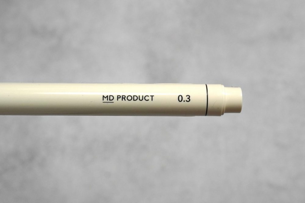 MDドローイングペンのペンの太さは軸の横に印字されていてわかりやすい