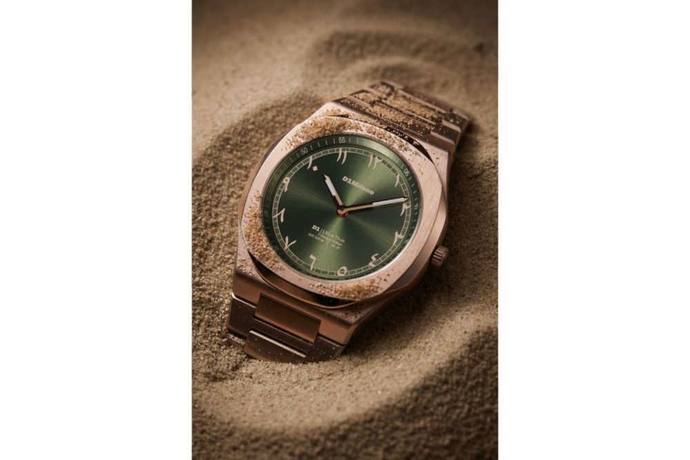 「Jade Mirage」は、深みのあるオリーブグリーンダイヤルに、外周へ配置したアラビア数字モチーフを組み合わせたデザイン