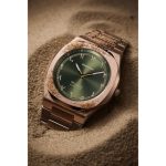 「Jade Mirage」は、深みのあるオリーブグリーンダイヤルに、外周へ配置したアラビア数字モチーフを組み合わせたデザイン