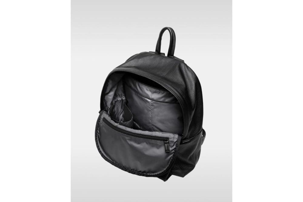 バッグ内部には、Mサイズで13インチまでのPCを収納できるクッション付きポケットを搭載