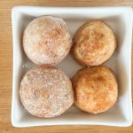 皿に入れるとよくわかるのですが、上から見れば業務スーパーのたこ焼きの方がひとまわり大きいことに気づきます