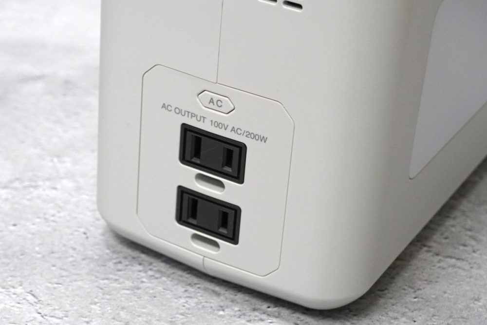 アイリスオーヤマ「小容量 ポータブル電源 IPU-A280-W」のAC電源