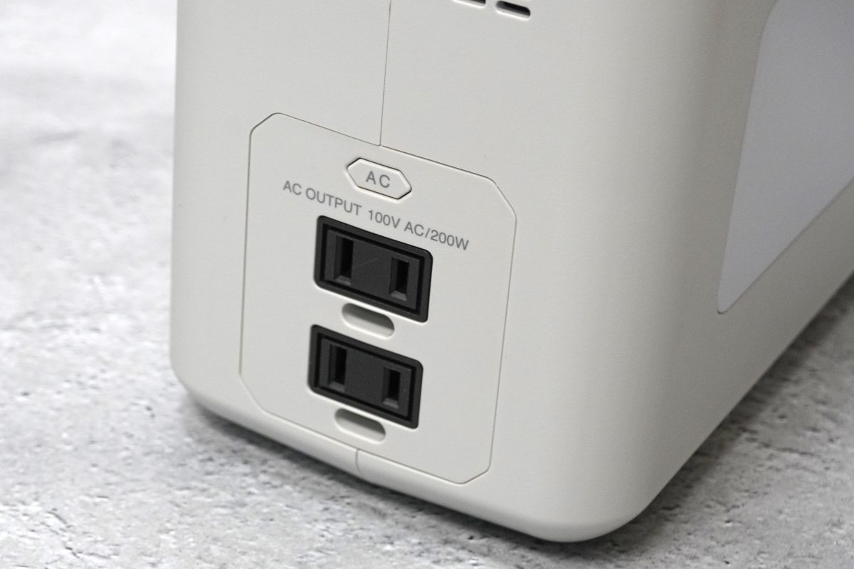 アイリスオーヤマ「小容量 ポータブル電源 IPU-A280-W」のAC電源